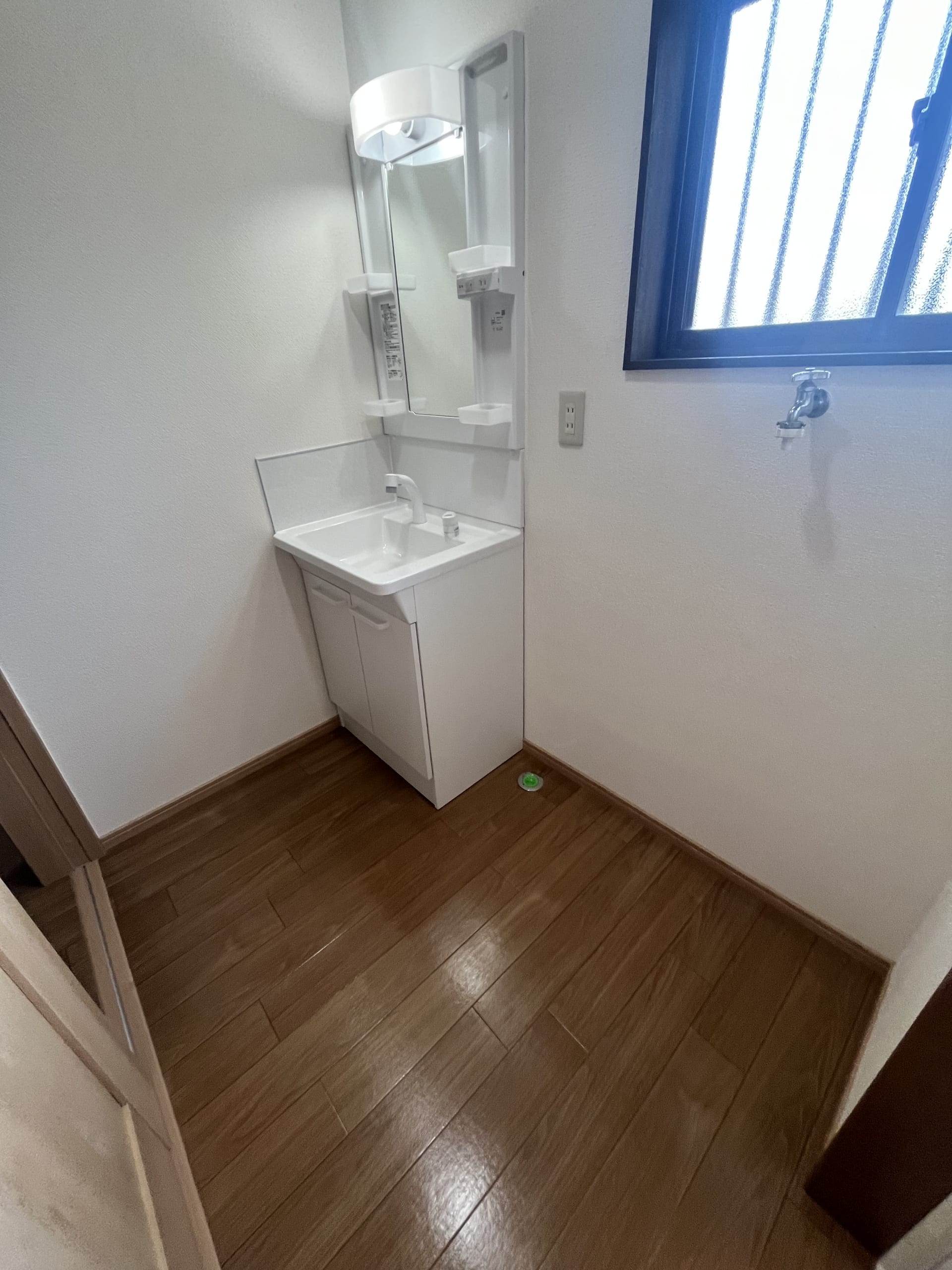 (脱衣場) (脱衣場)