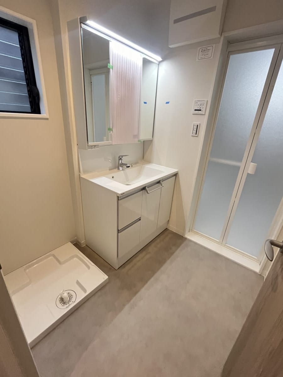 (脱衣場) (脱衣場)