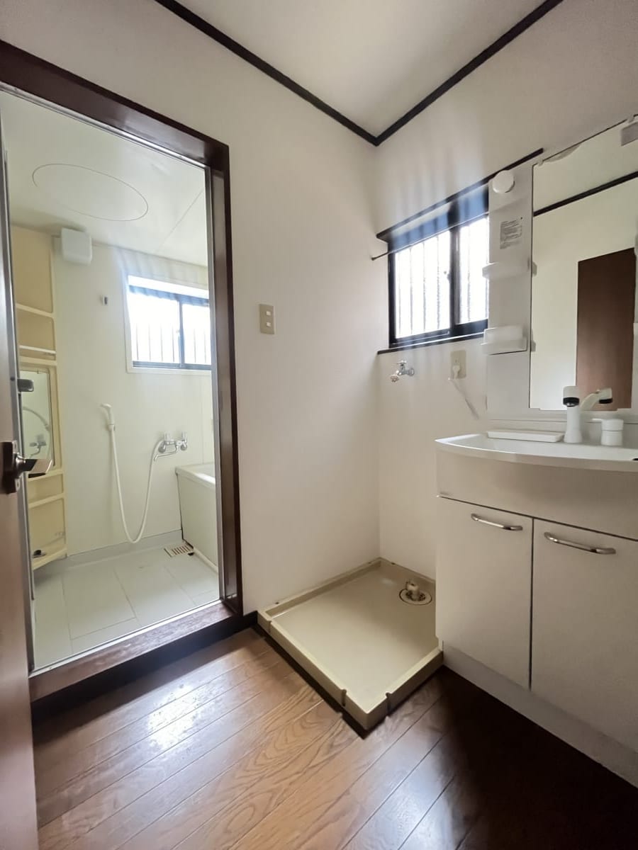 (脱衣場) (脱衣場)