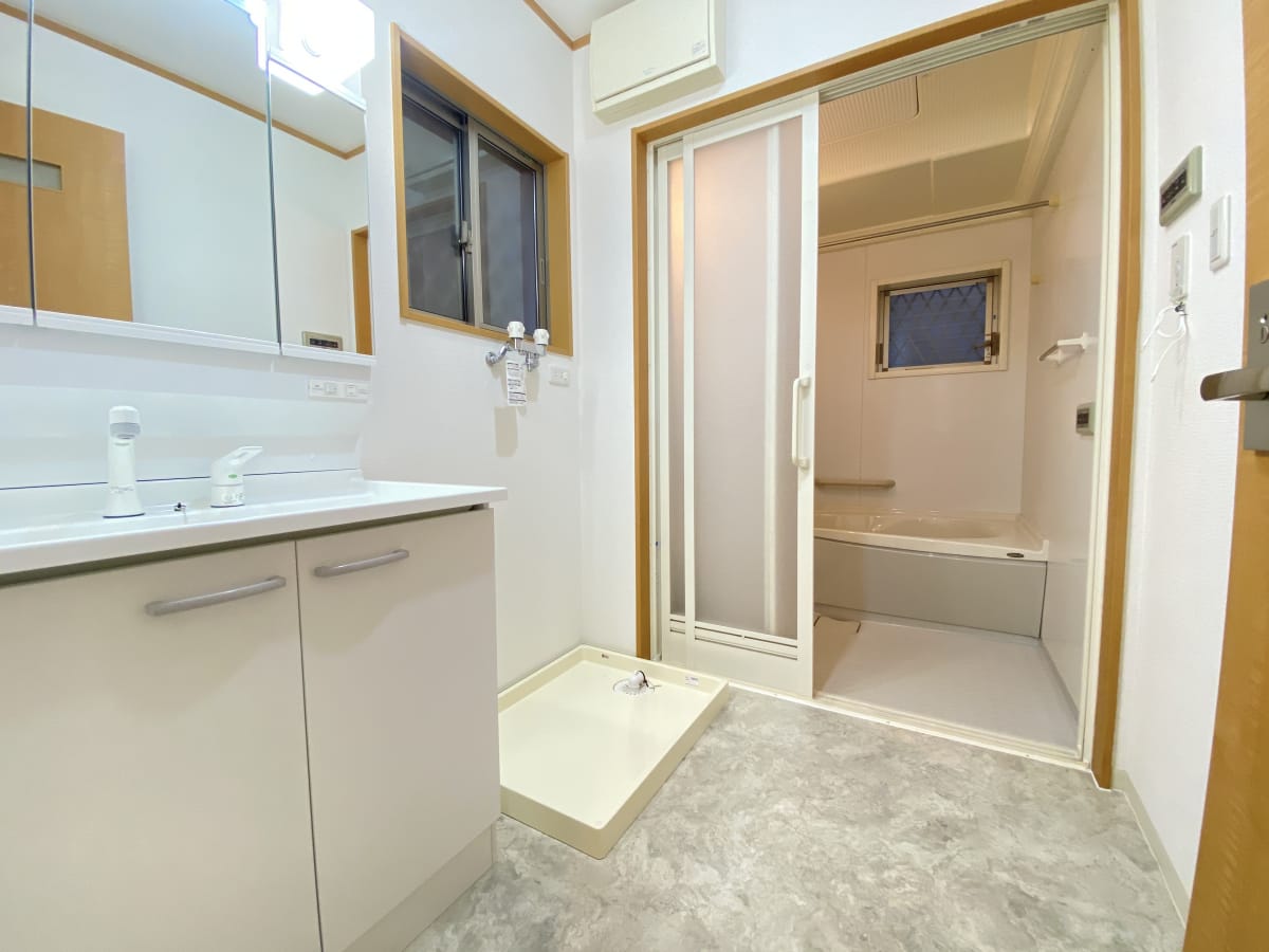 (脱衣場) (脱衣場)