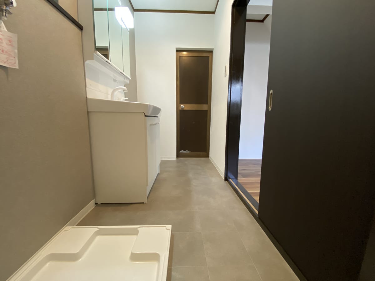 (脱衣場) (脱衣場)