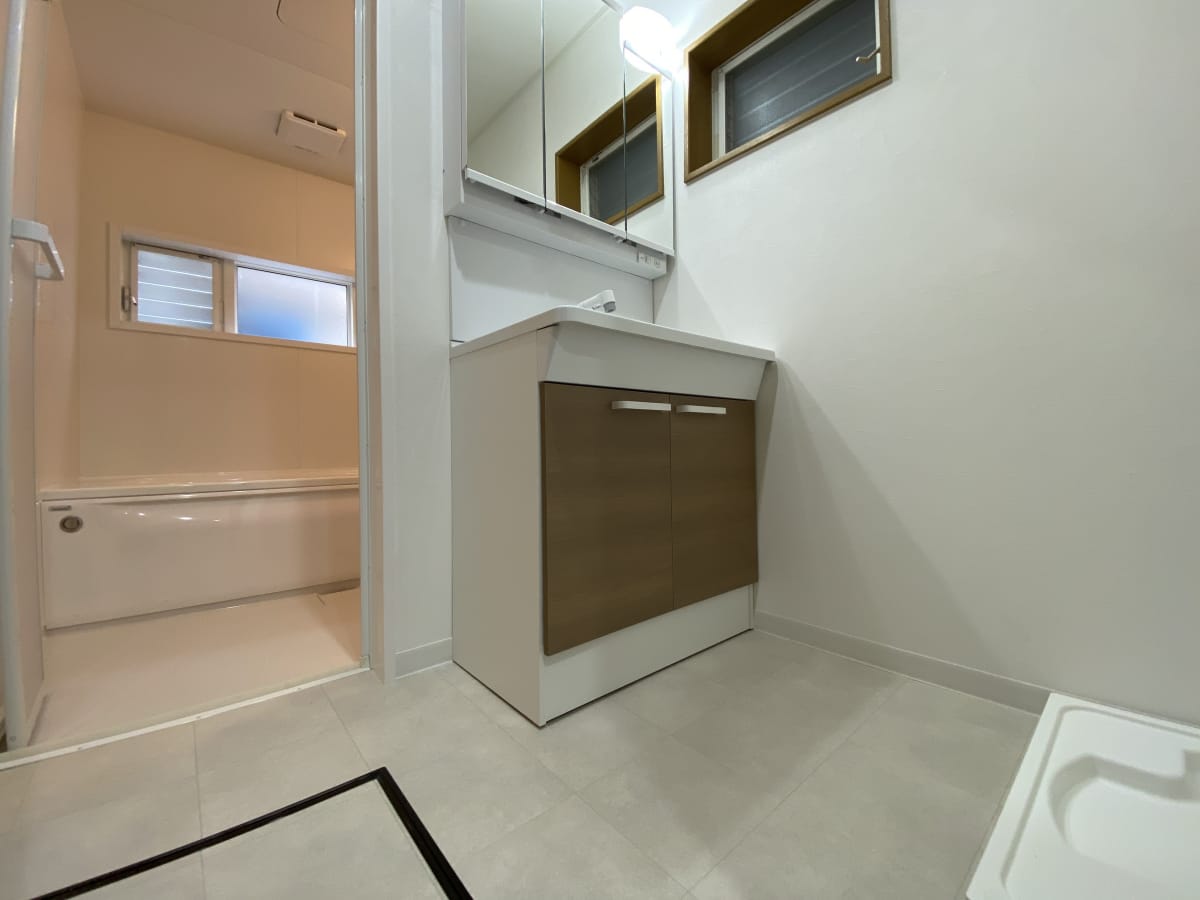 (脱衣場) (脱衣場)