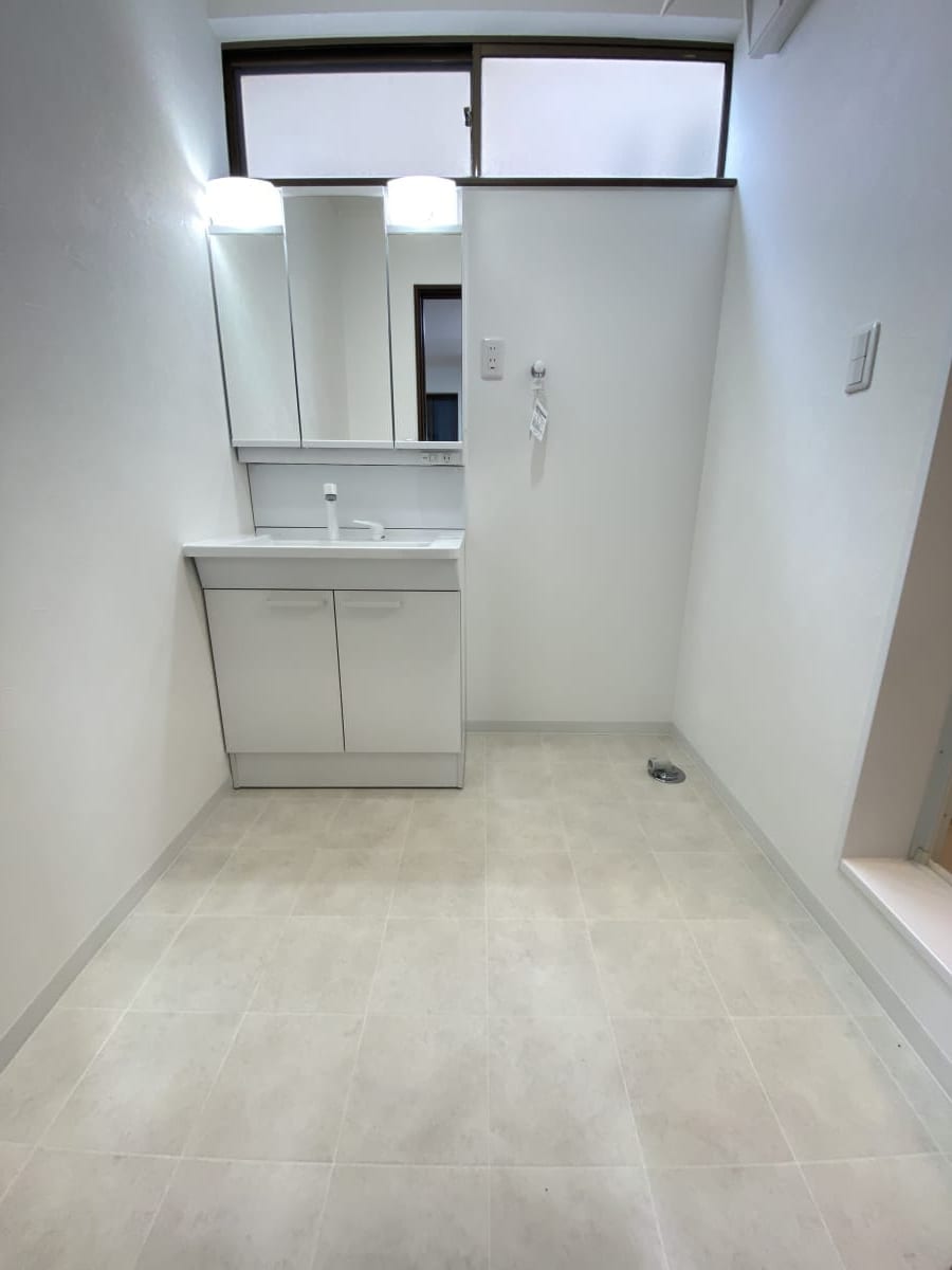 (脱衣場) (脱衣場)