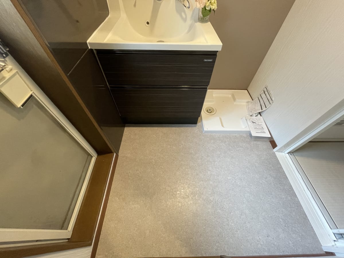 (脱衣場) (脱衣場)