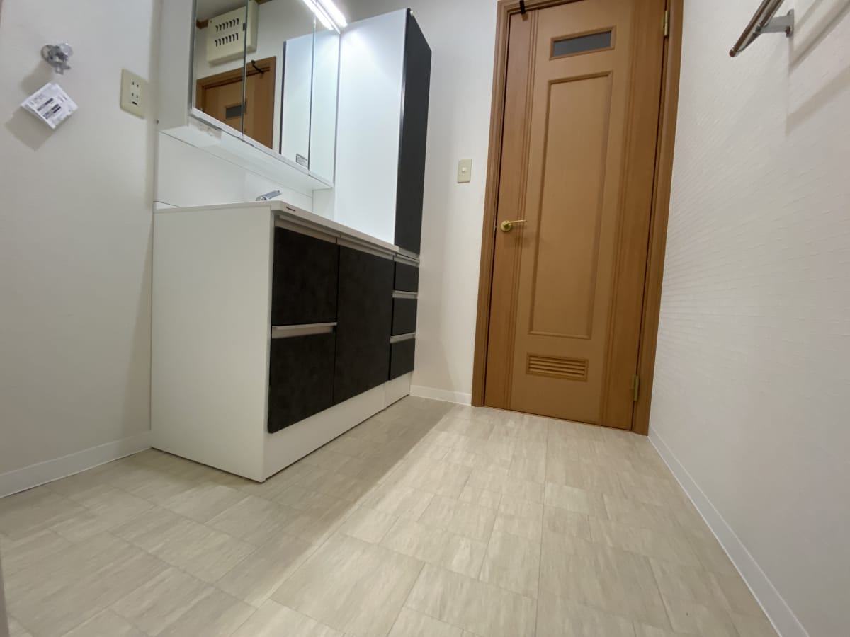 (脱衣場) (脱衣場)