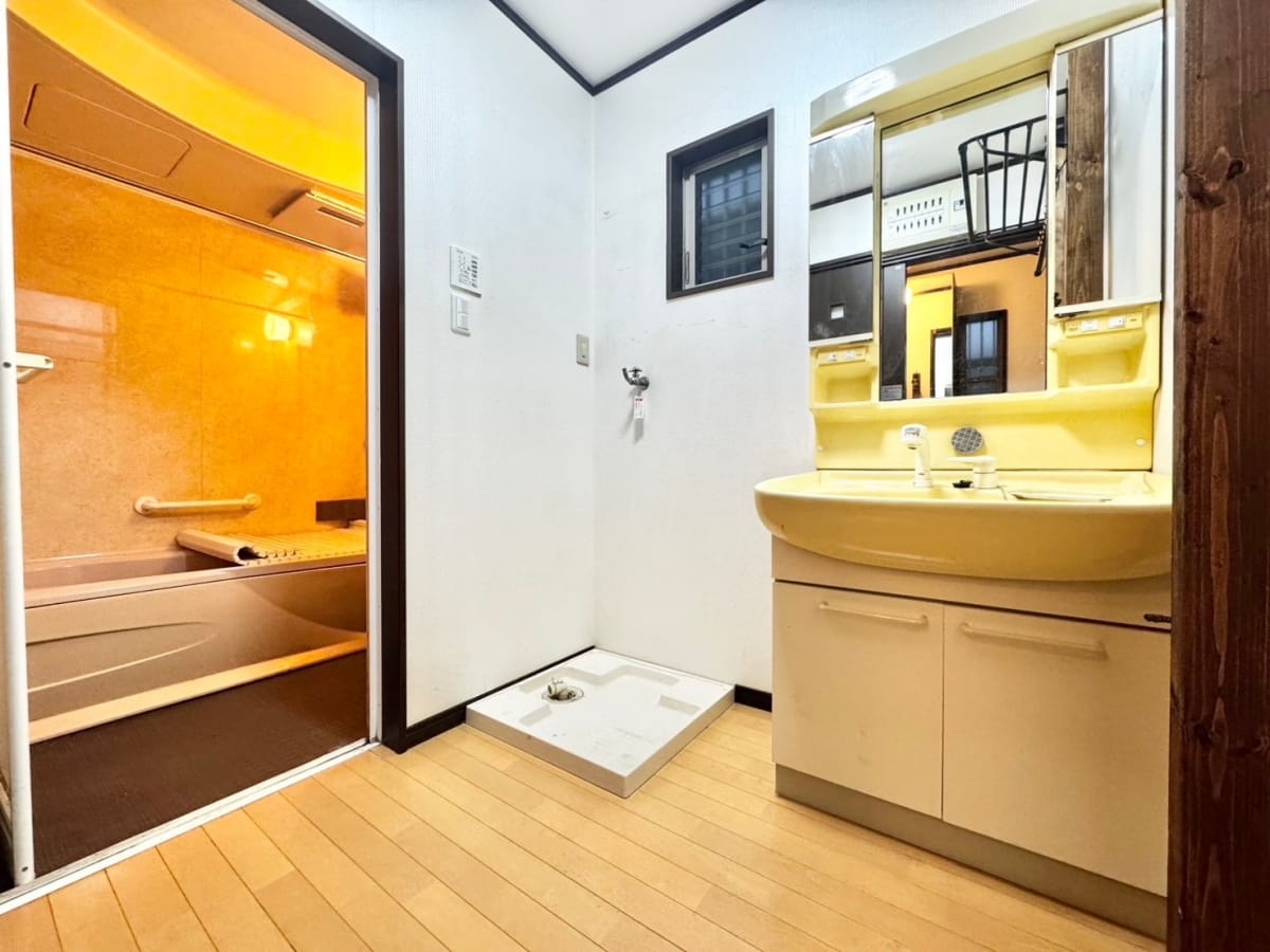 (脱衣場) (脱衣場)