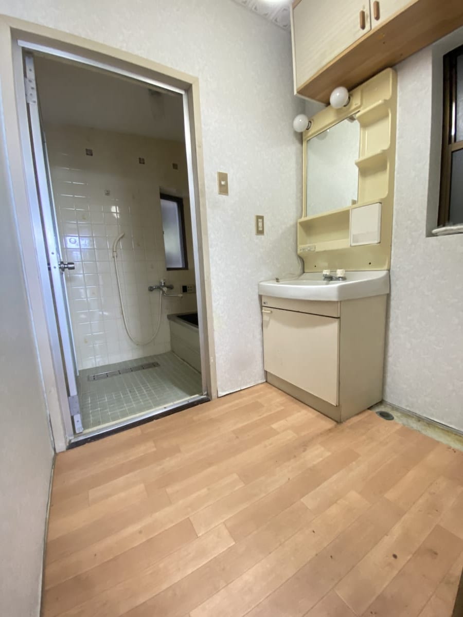 (脱衣場) (脱衣場)