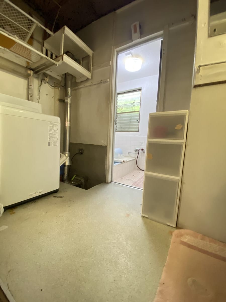 (脱衣場) (脱衣場)