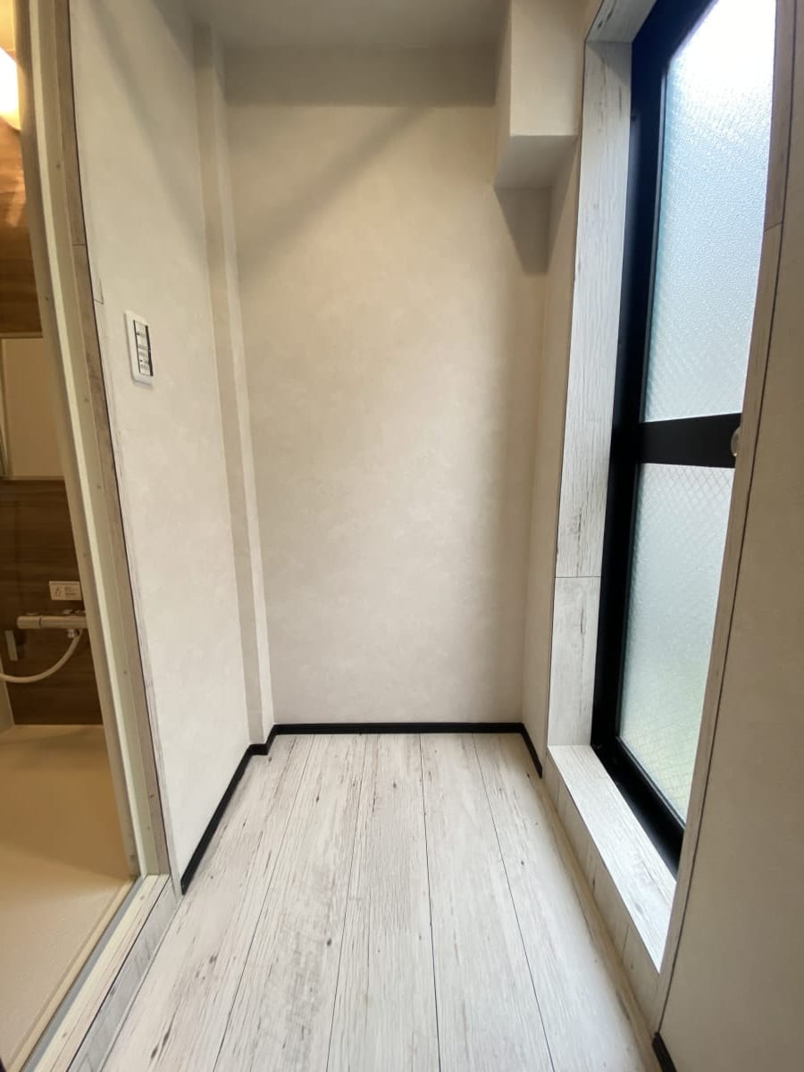 (脱衣場) (脱衣場)