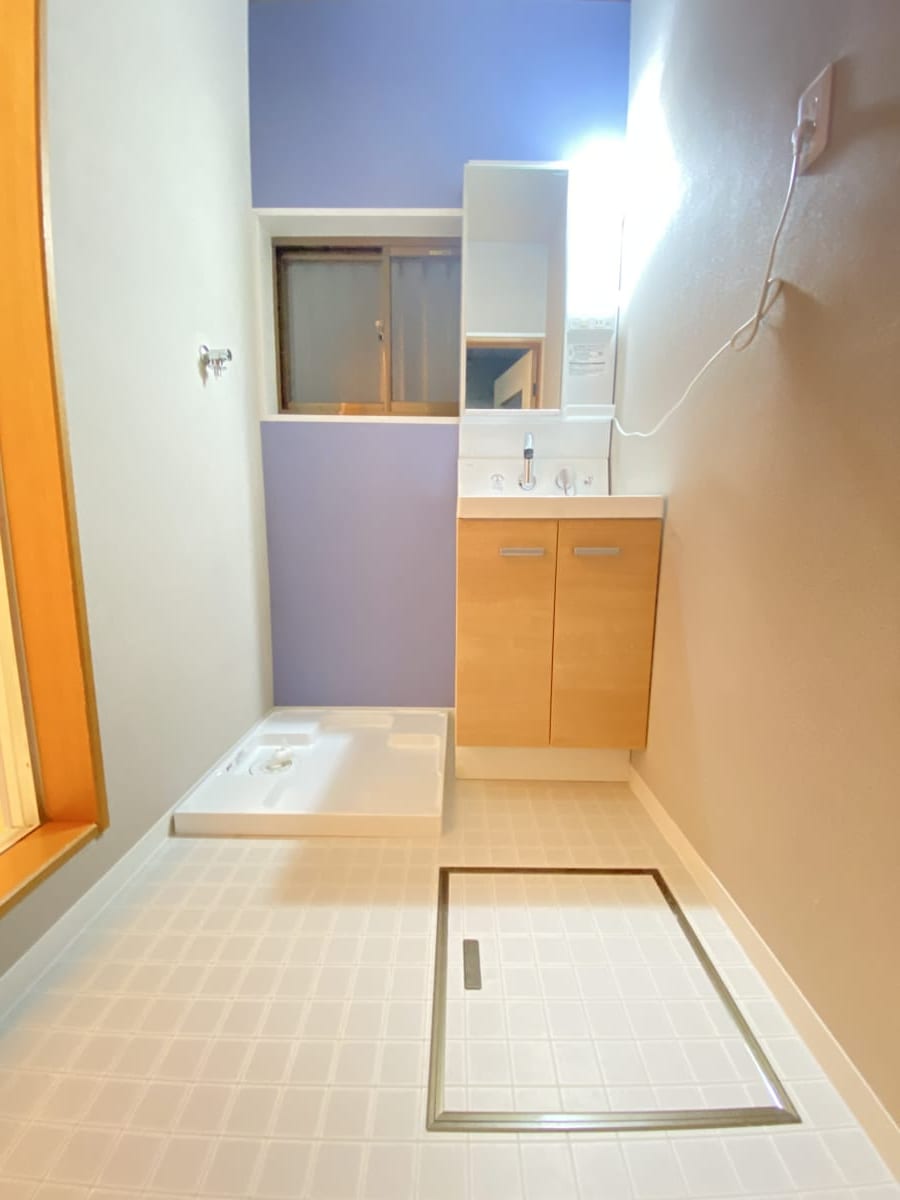 (脱衣場) (脱衣場)