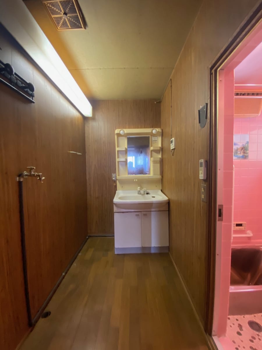 (脱衣場) (脱衣場)