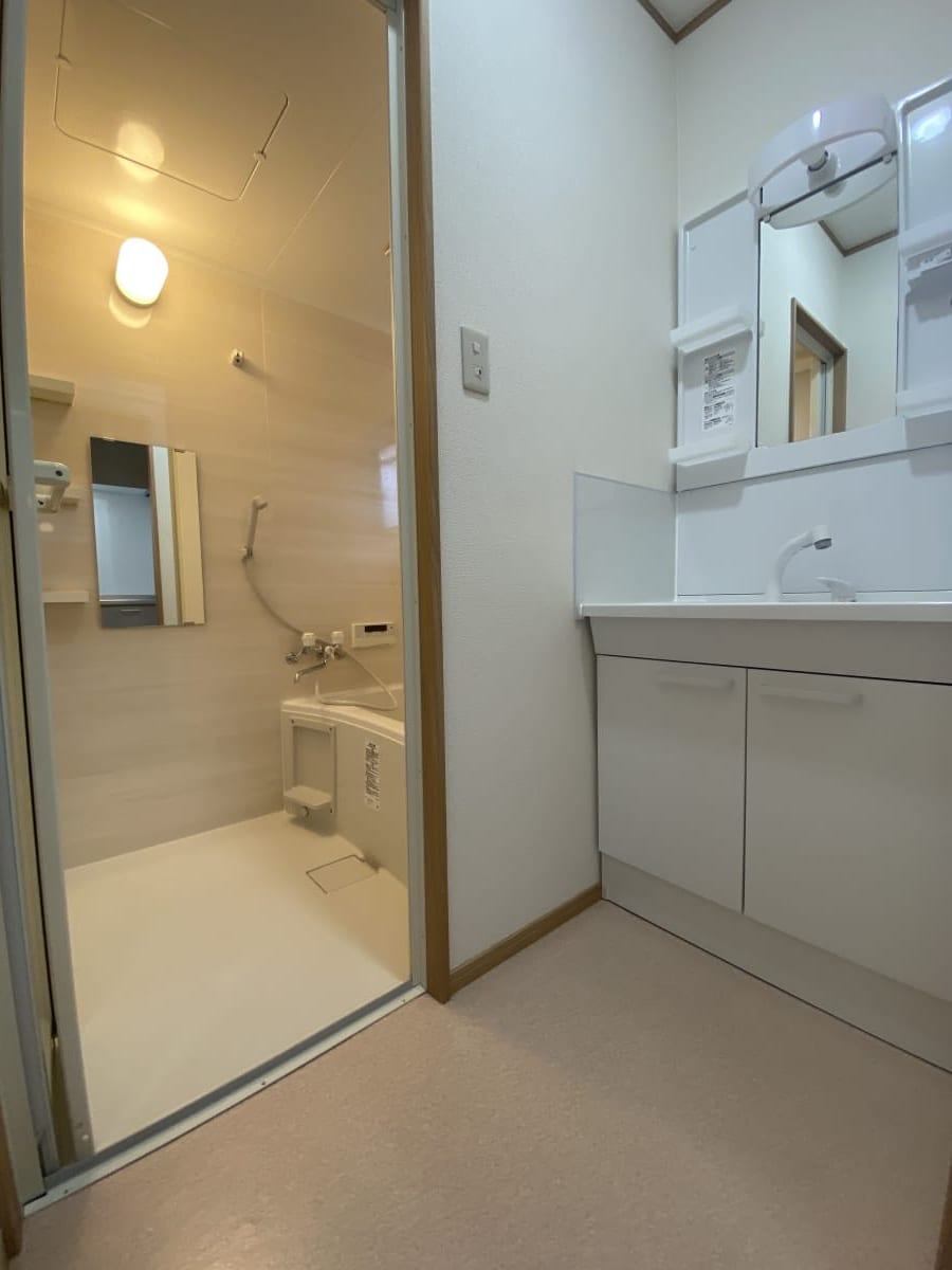 (脱衣場) (脱衣場)