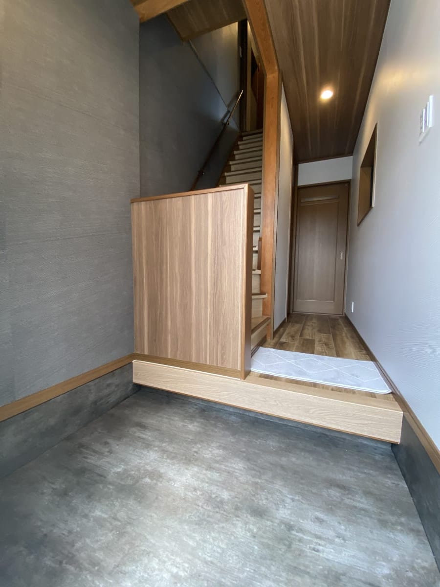 (玄関) (玄関)