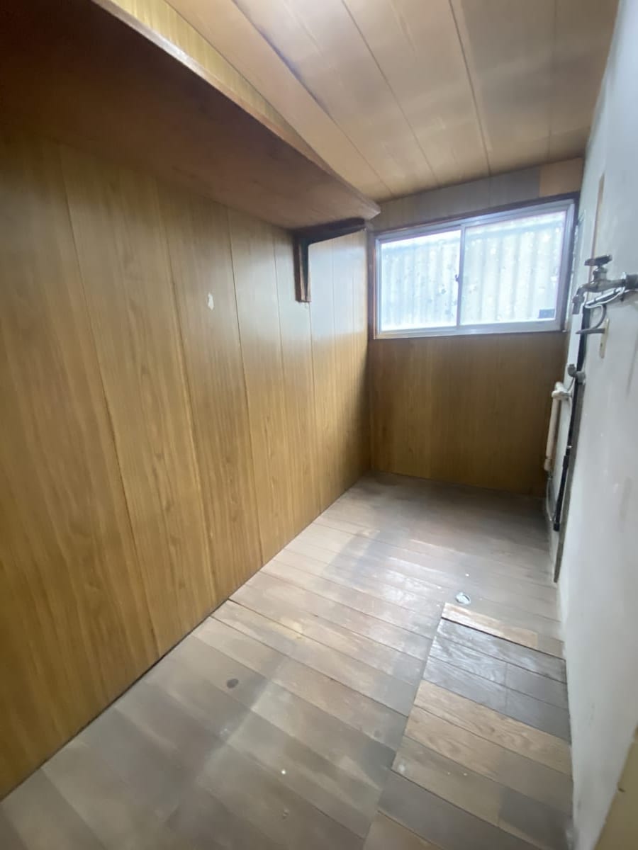 (脱衣場) (脱衣場)