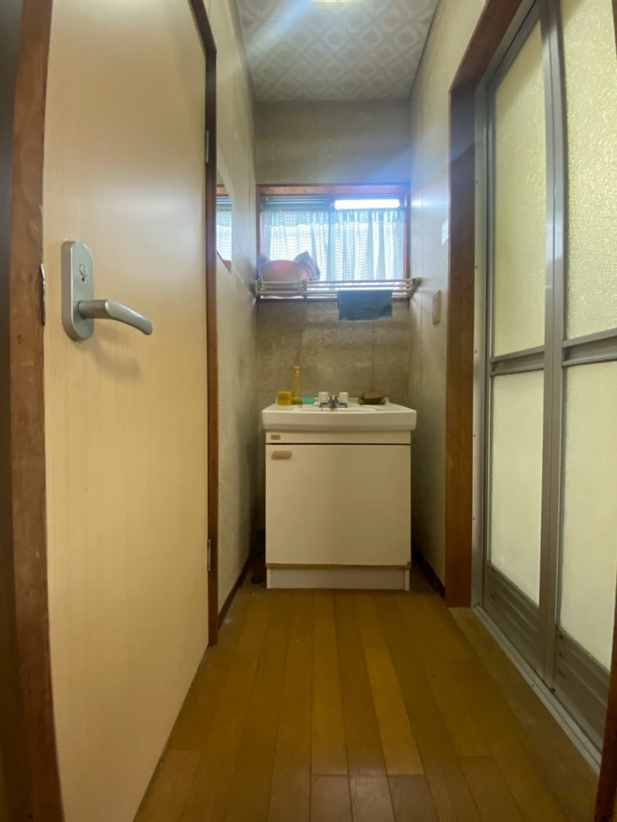 (脱衣場) (脱衣場)