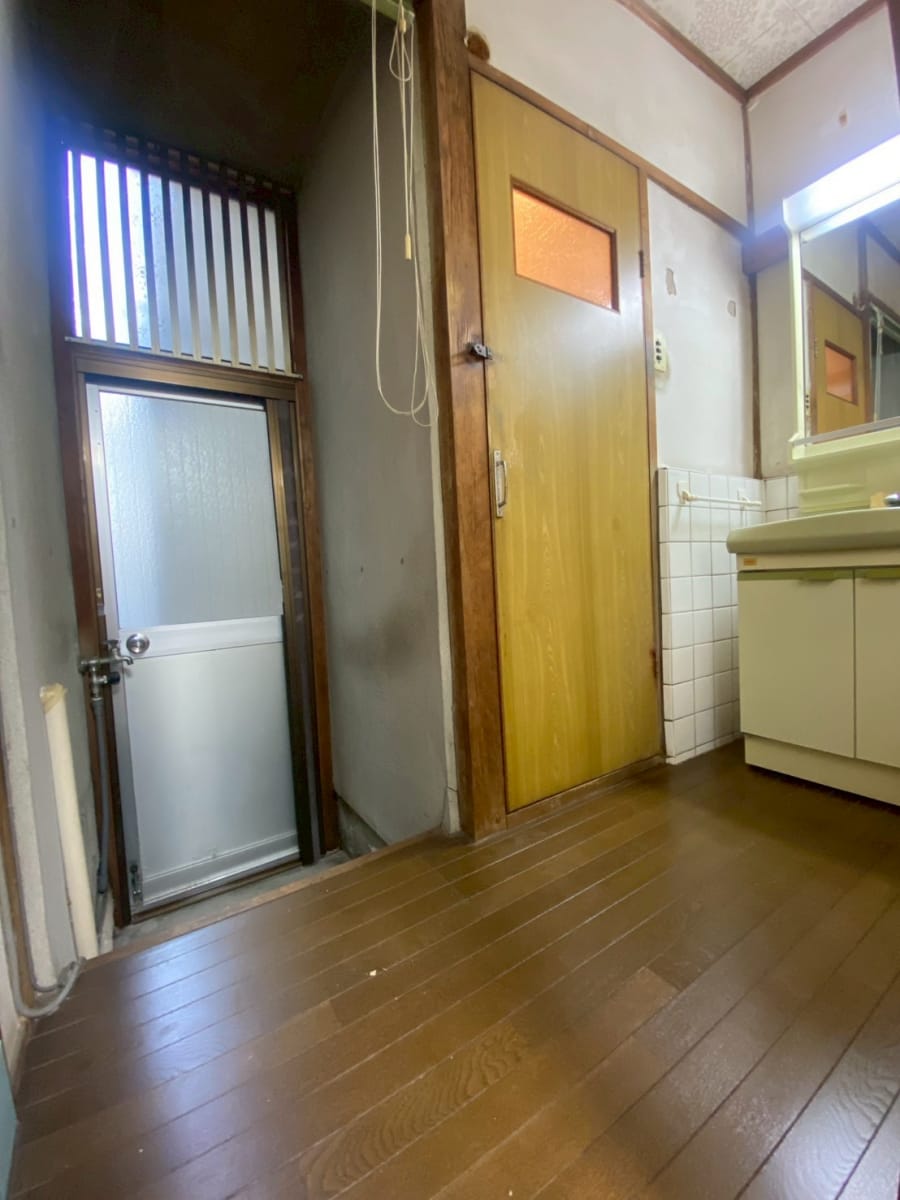 (脱衣場) (脱衣場)