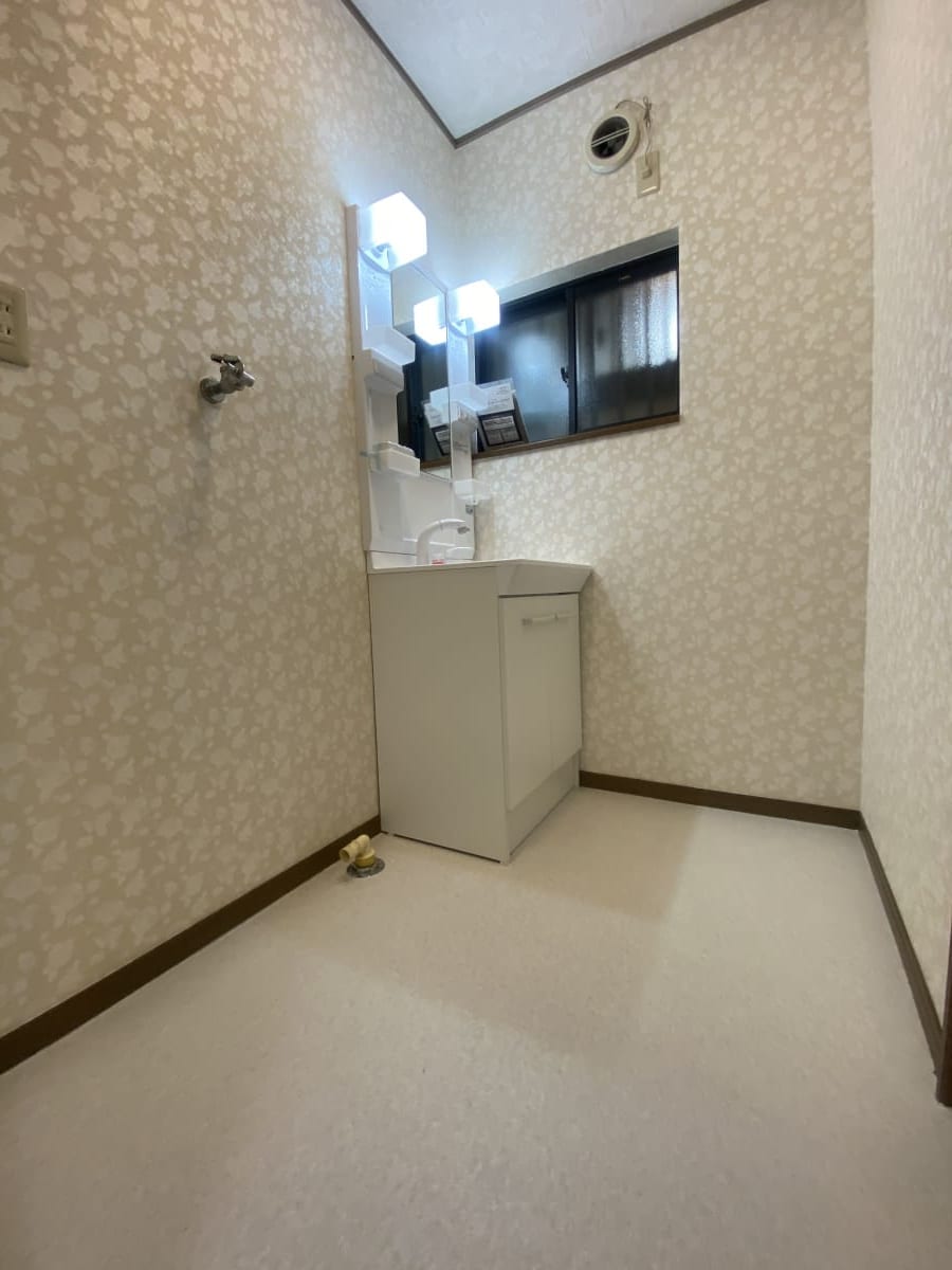 (脱衣場) (脱衣場)