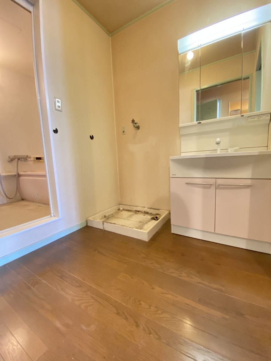 (脱衣場) (脱衣場)