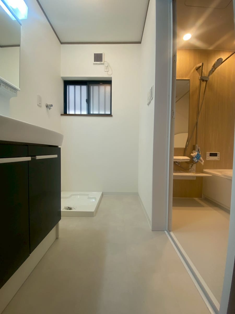 (脱衣場) (脱衣場)