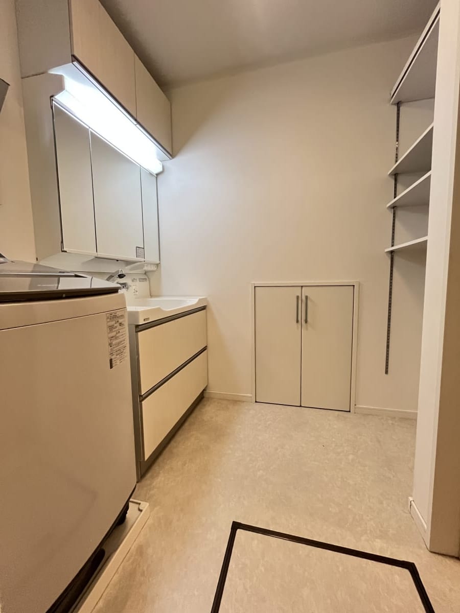 (脱衣場) (脱衣場)