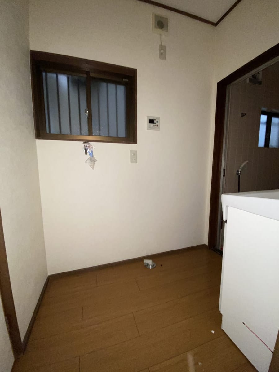 (脱衣場) (脱衣場)