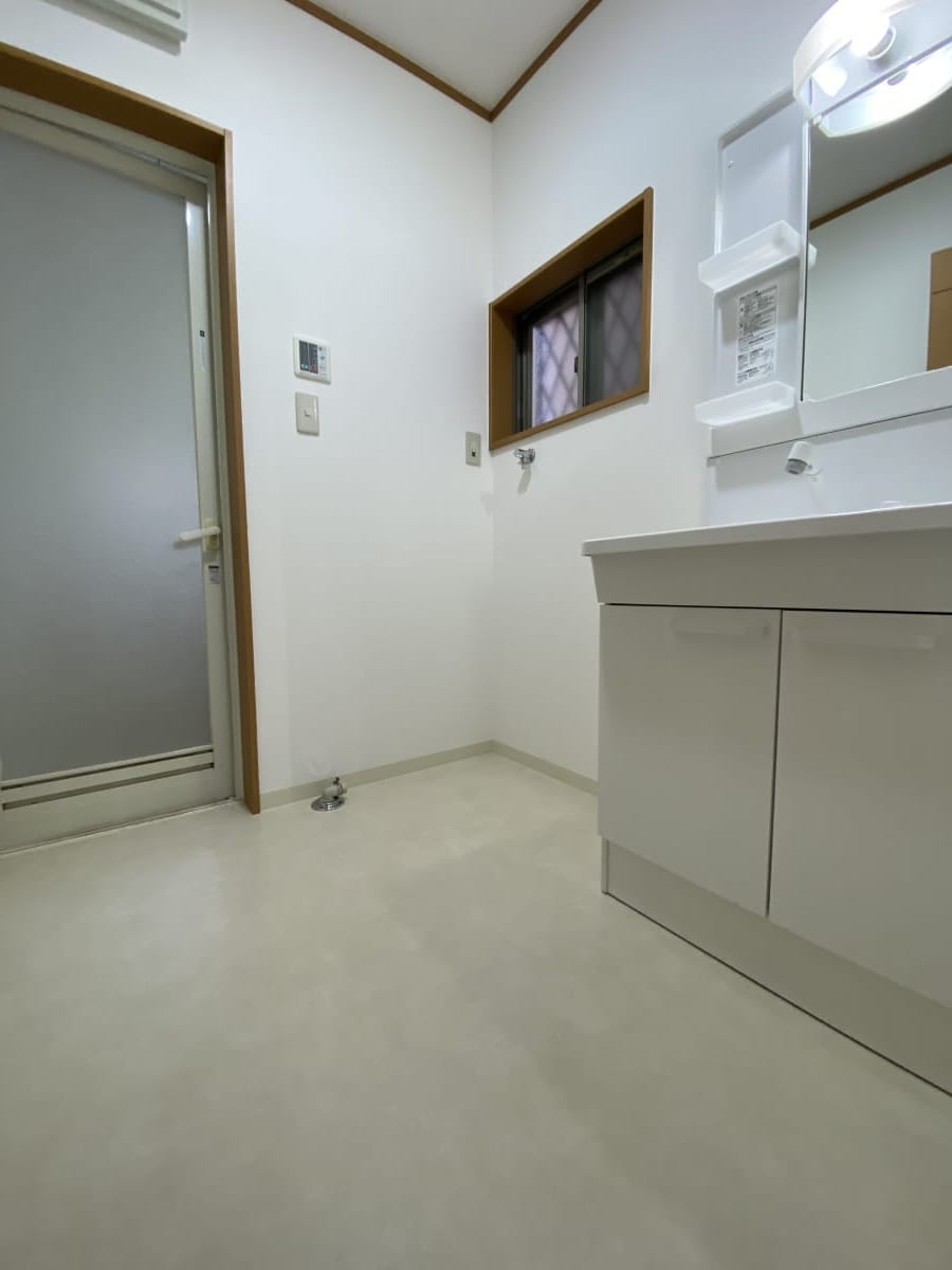 (脱衣場) (脱衣場)