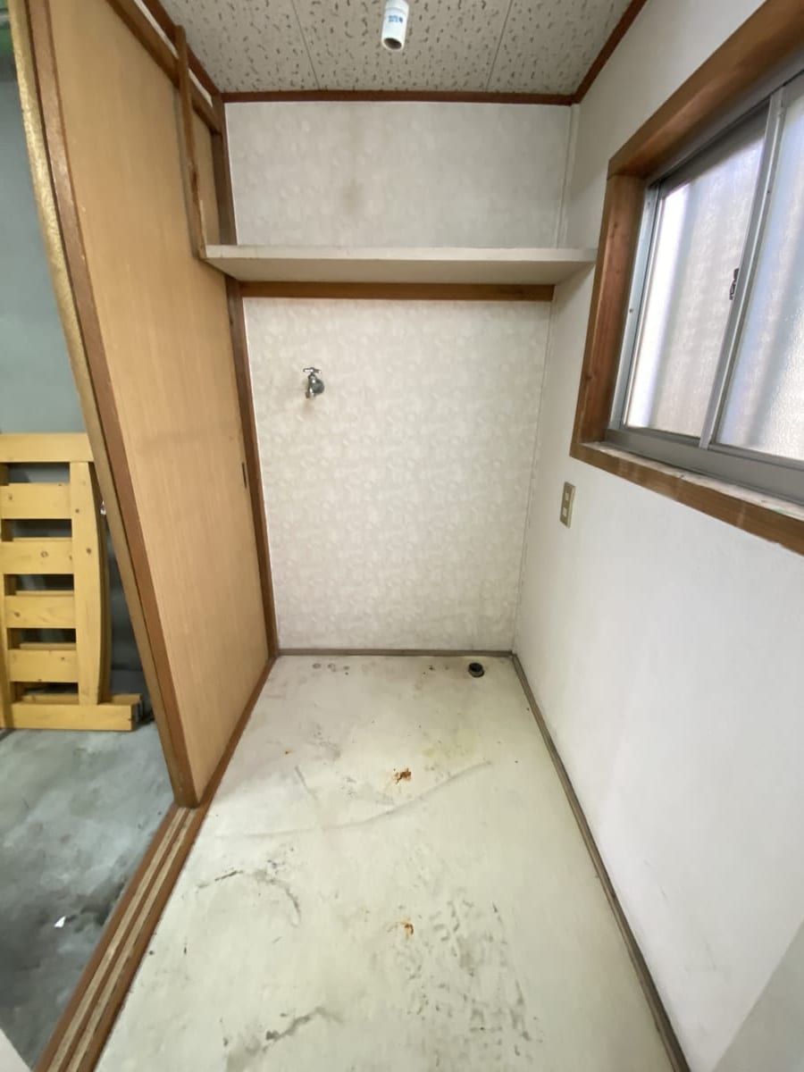 (脱衣場) (脱衣場)