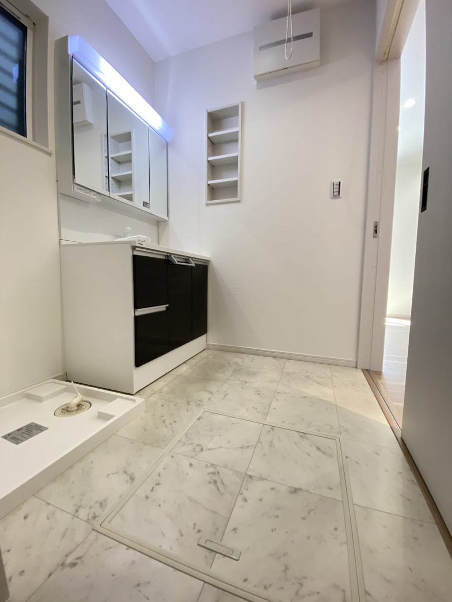 (脱衣場) (脱衣場)