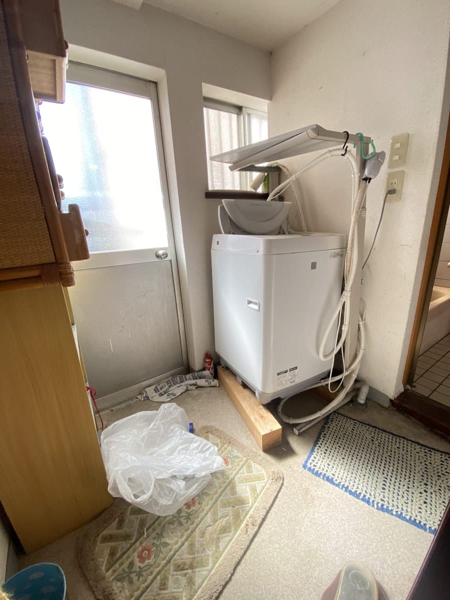 (脱衣場) (脱衣場)