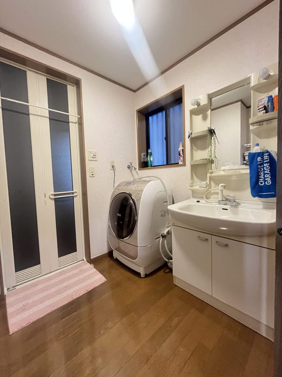 (脱衣場) (脱衣場)