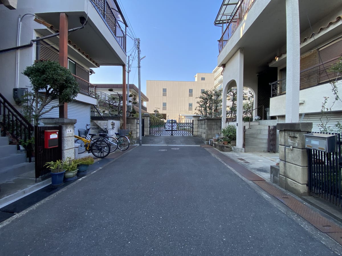 (前面道路を含む周辺環境) (前面道路を含む周辺環境)