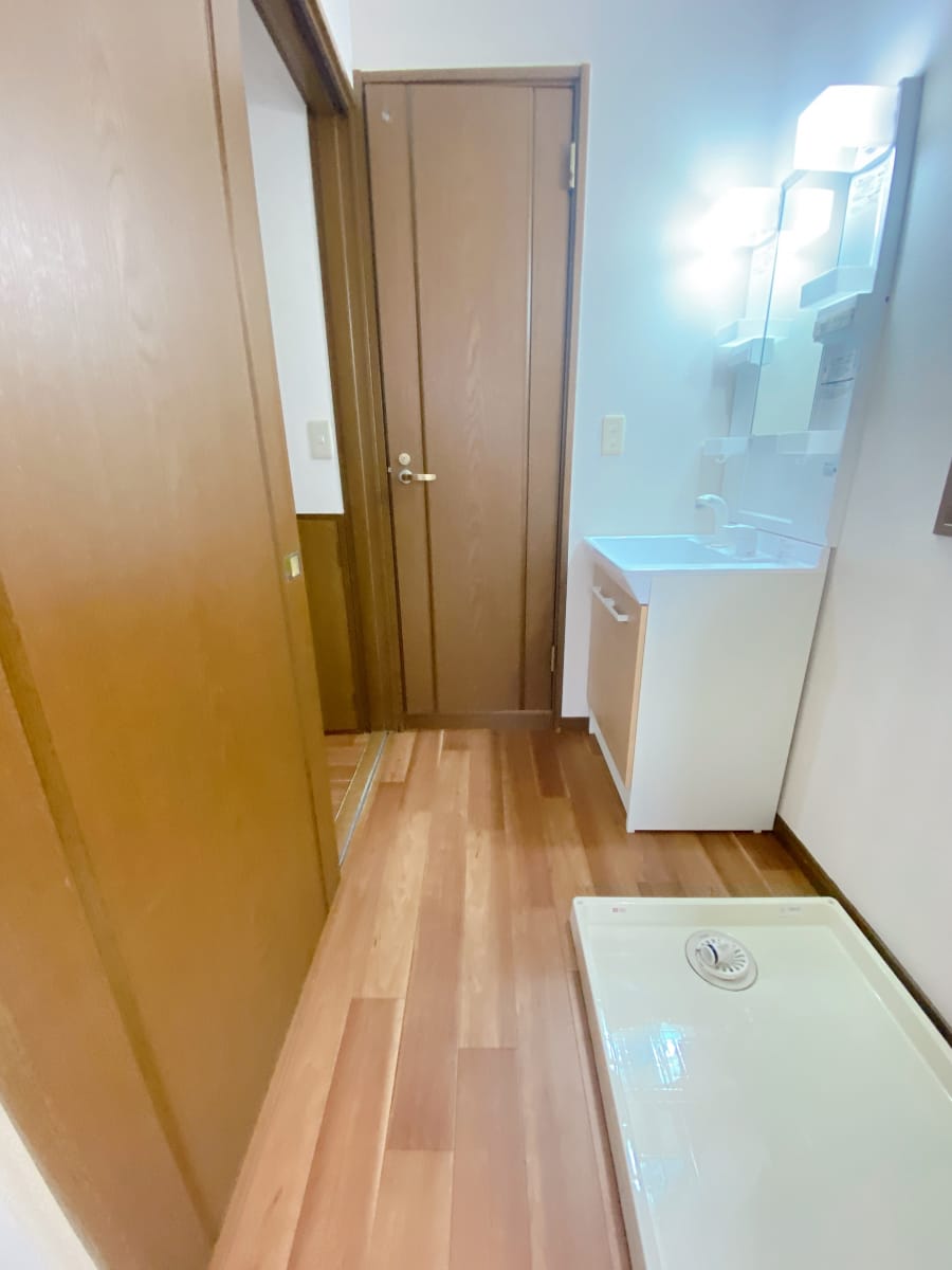 (脱衣場) (脱衣場)